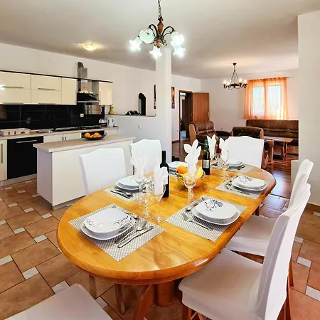 Pet Friendly In With Kitchen * Pula