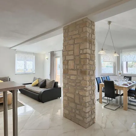 別荘 Rudi プーラ